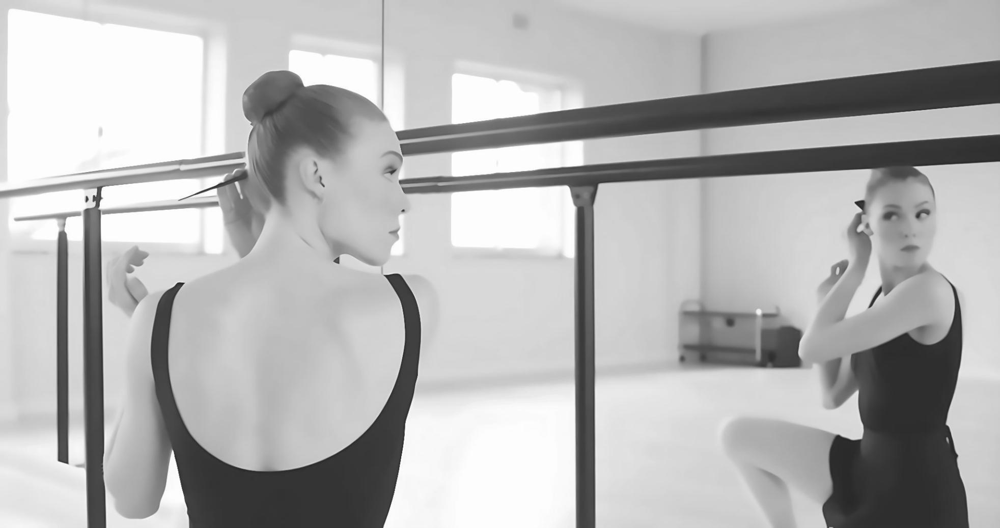 Coppie che praticano movimenti di danza