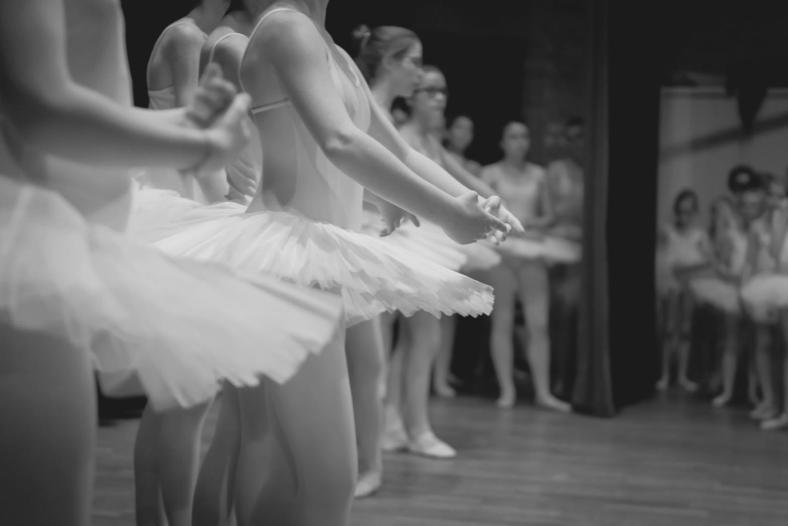 Coppia di ballerini durante una lezione di danza da sala a Reggio Emilia